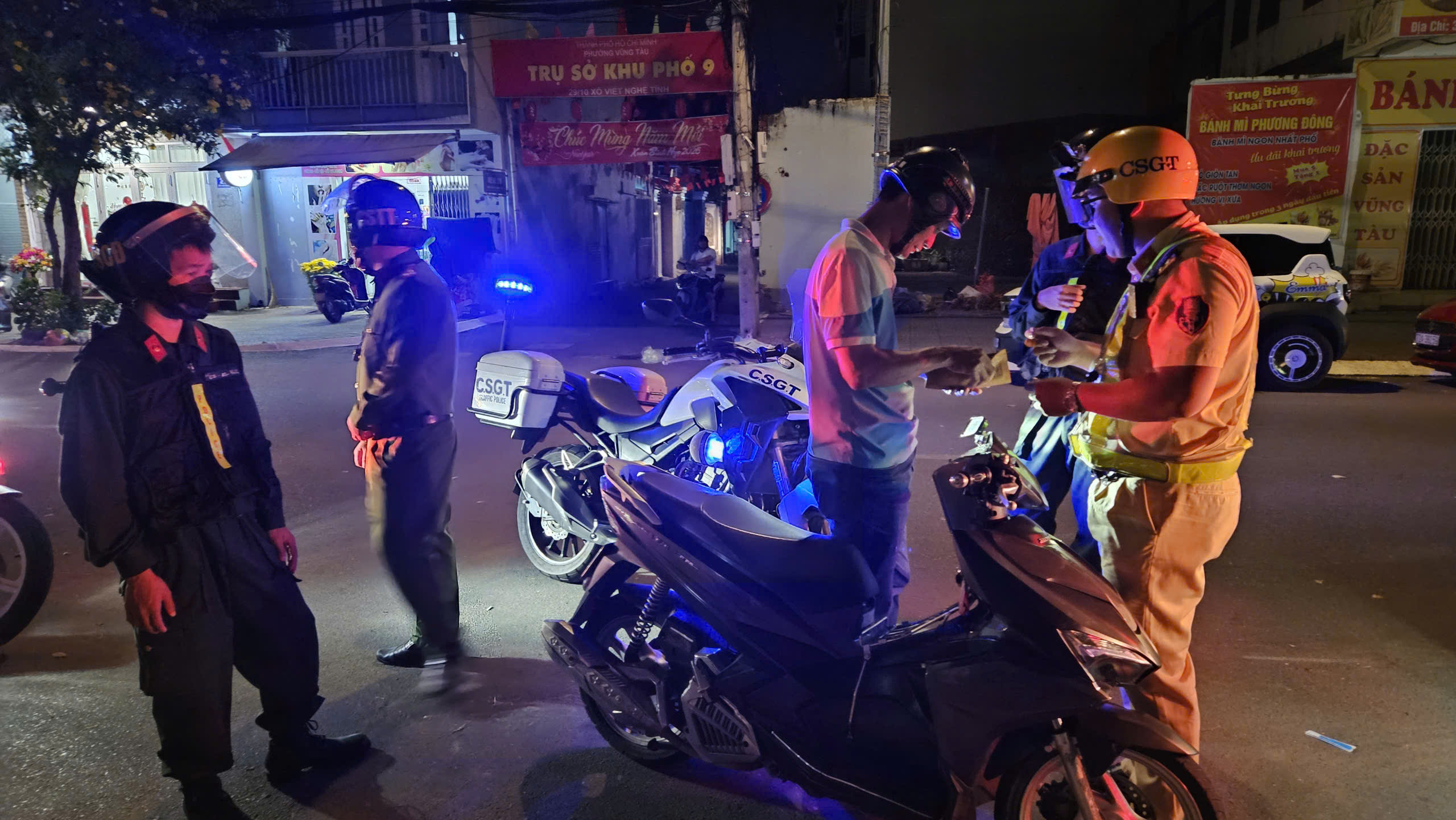 CSGT Nam S&agrave;i G&ograve;n xuy&ecirc;n đ&ecirc;m xử l&yacute; t&agrave;i xế vi phạm nồng độ cồn - Ảnh 2.