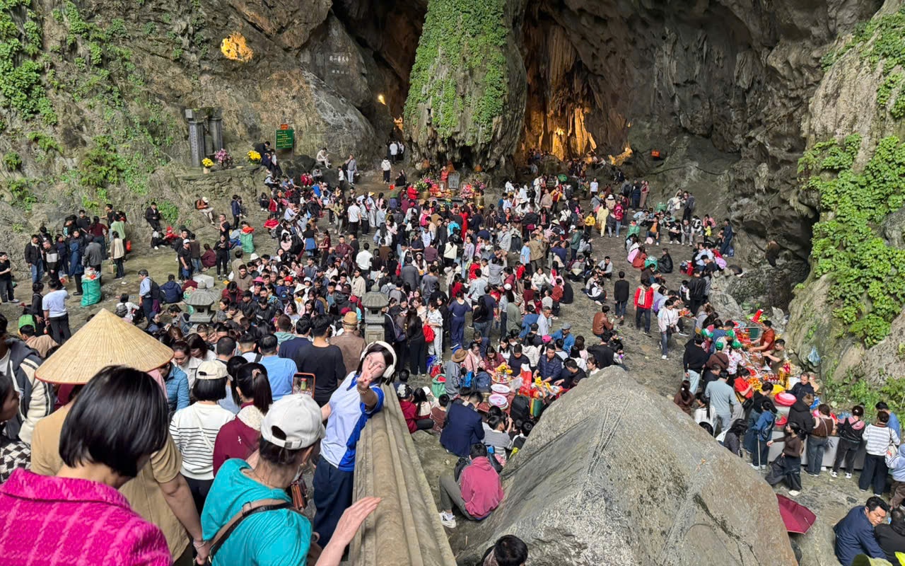2 vạn khách du xuân, trẩy hội chùa Hương ngày mùng 2 Tết