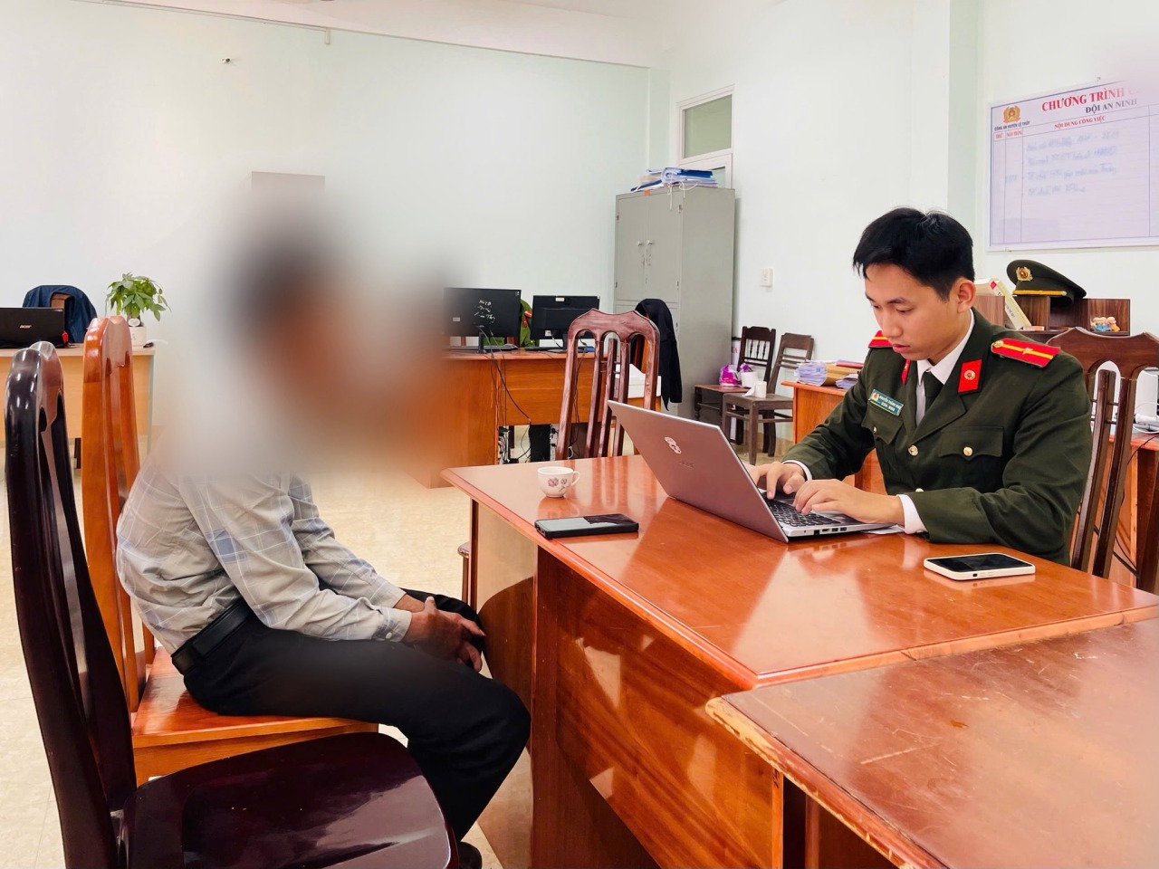 Ẩn danh đăng bài bôi xấu lực lượng công an, người đàn ông bị xử lý - Ảnh 1.