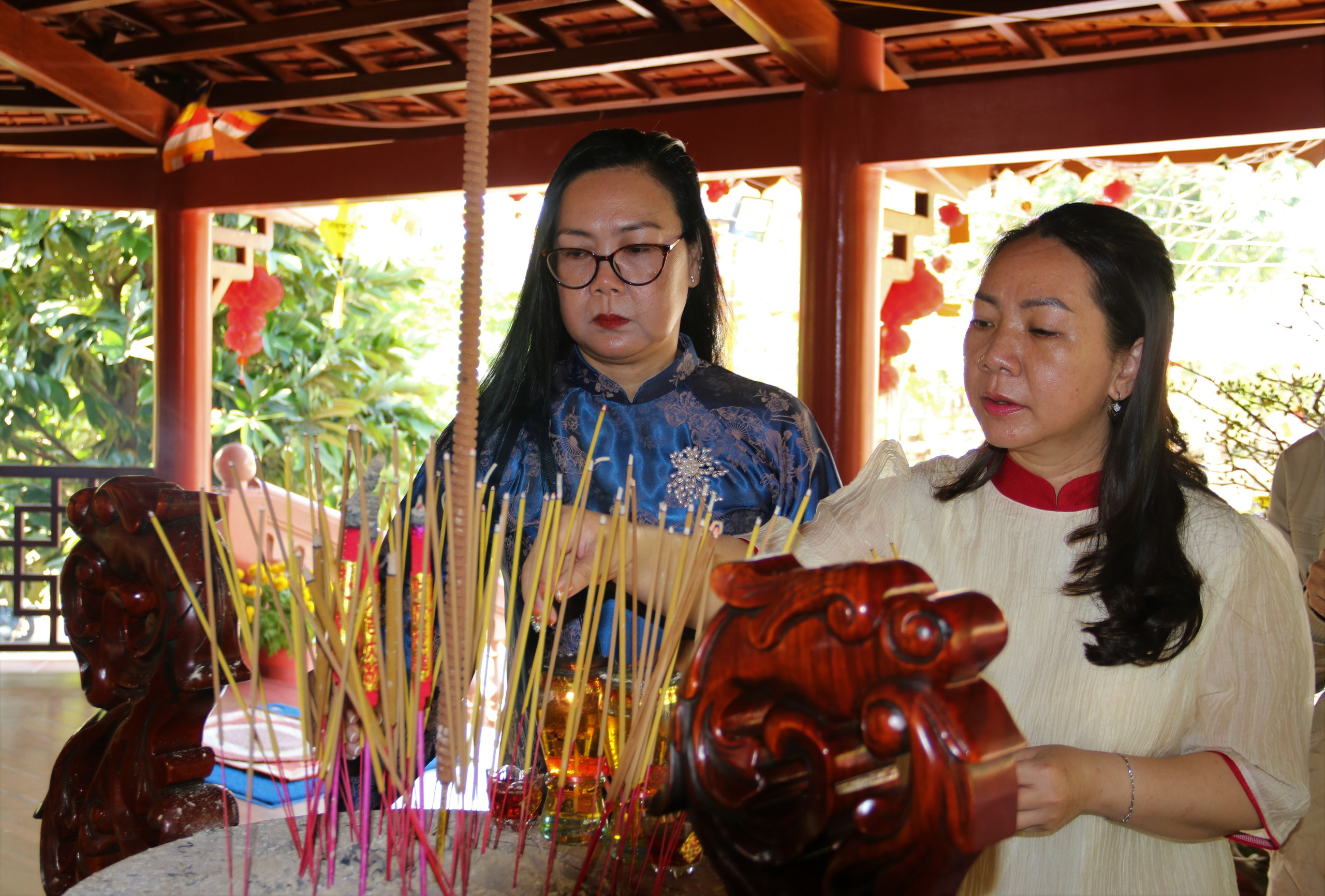 Người dân Cà Mau và Đồng Tháp chen chân cầu bình an ngày Tết 2026 - Ảnh 3.