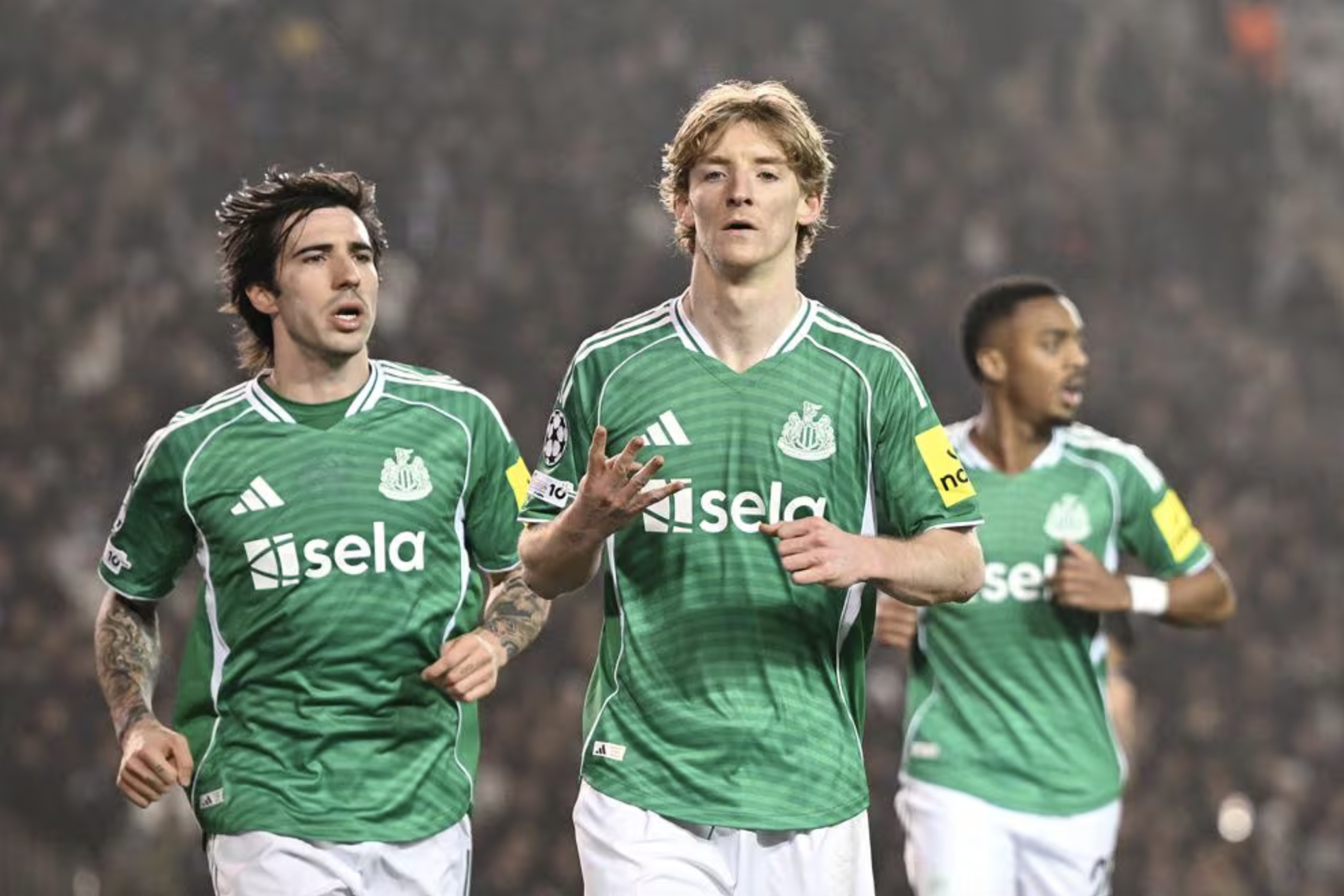Anthony Gordon rực s&aacute;ng với "c&uacute; poker", Newcastle nghiền &eacute;p chủ nh&agrave; Qarabag - Ảnh 4.