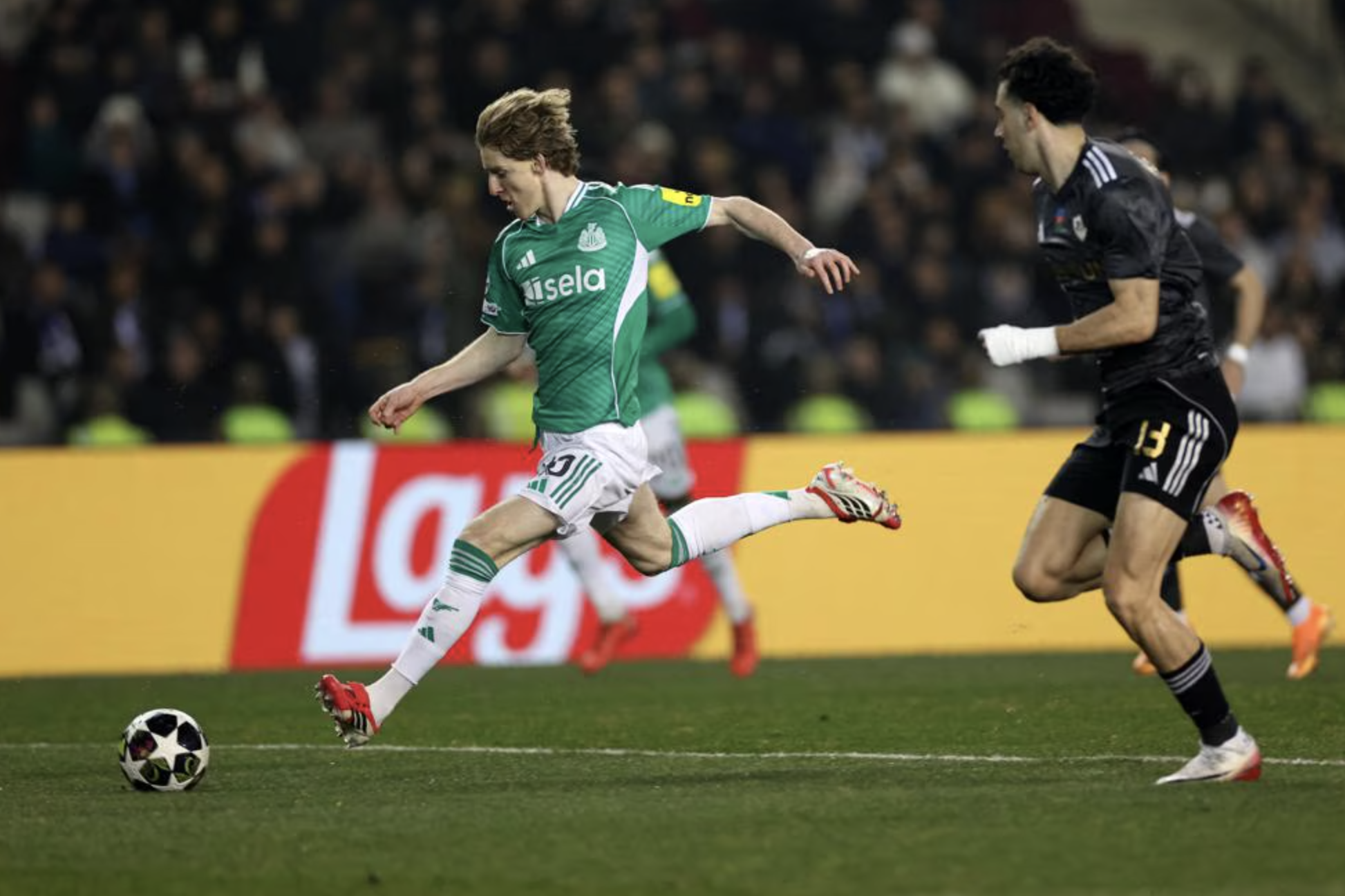 Anthony Gordon rực s&aacute;ng với "c&uacute; poker", Newcastle nghiền &eacute;p chủ nh&agrave; Qarabag - Ảnh 1.