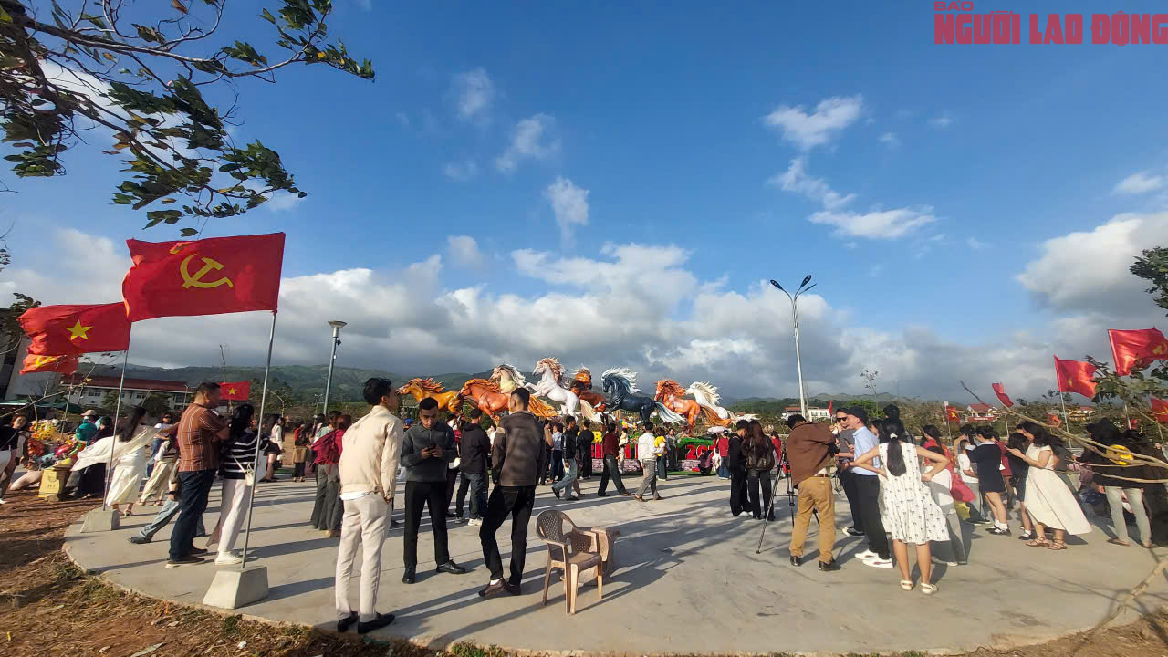Nườm nượp người check - in linh vật ngựa Quảng Trị ngày Tết Bính Ngọ 2026 - Ảnh 2.
