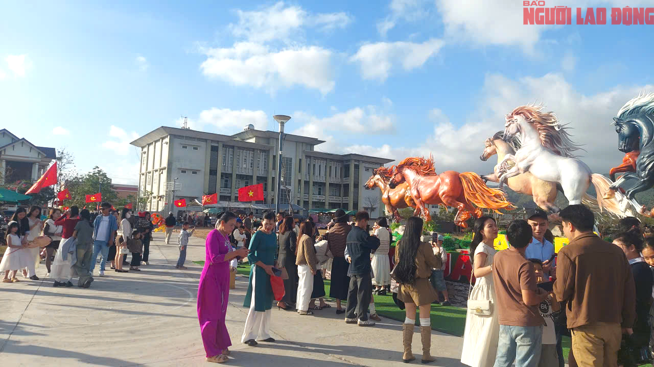 Nườm nượp người check - in linh vật ngựa Quảng Trị ngày Tết Bính Ngọ 2026 - Ảnh 10.