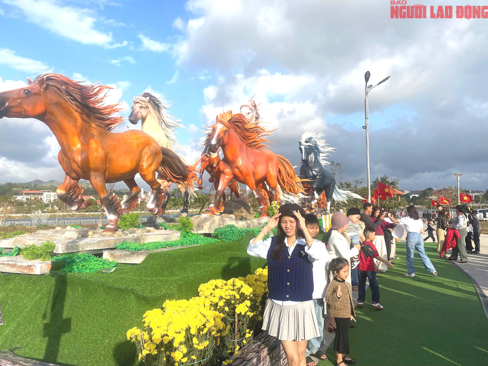 Nườm nượp người check - in linh vật ngựa Quảng Trị ngày Tết Bính Ngọ 2026 - Ảnh 12.