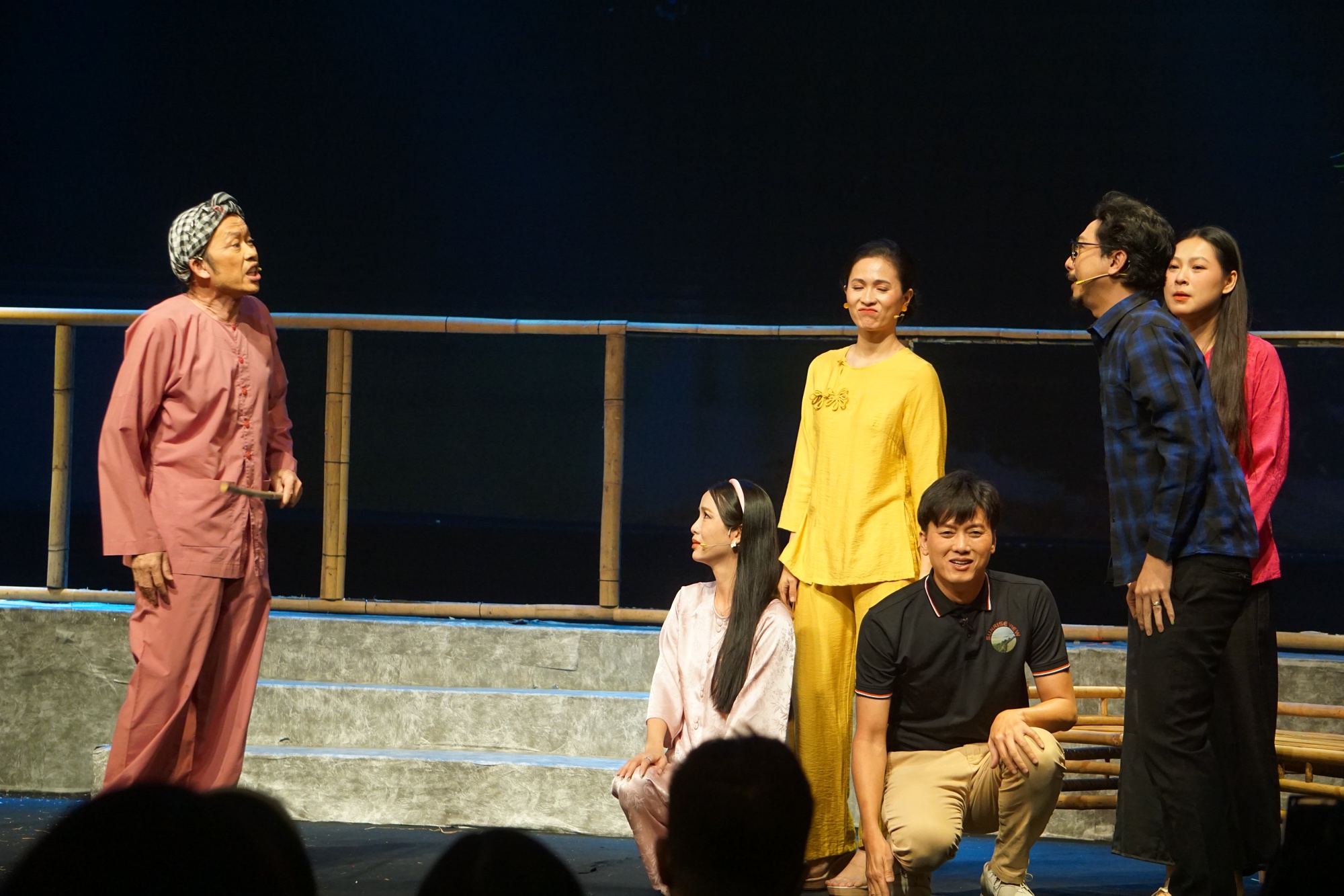 S&acirc;n khấu s&aacute;ng đ&egrave;n tối m&ugrave;ng 1 Tết: Khởi đầu m&ugrave;a xu&acirc;n bằng năng lượng s&aacute;ng tạo - Ảnh 1.