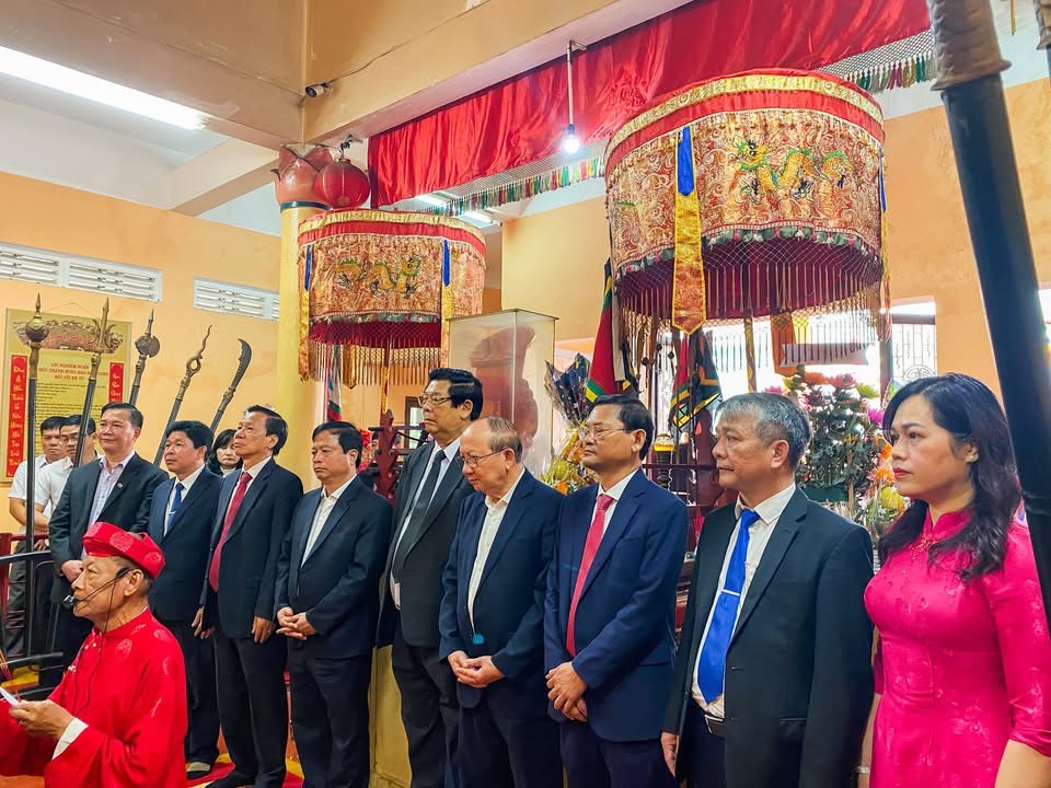 Đông đảo người dân dự lễ khai ấn Đức Thánh Trần đầu năm tại Quy Nhơn - Ảnh 6.