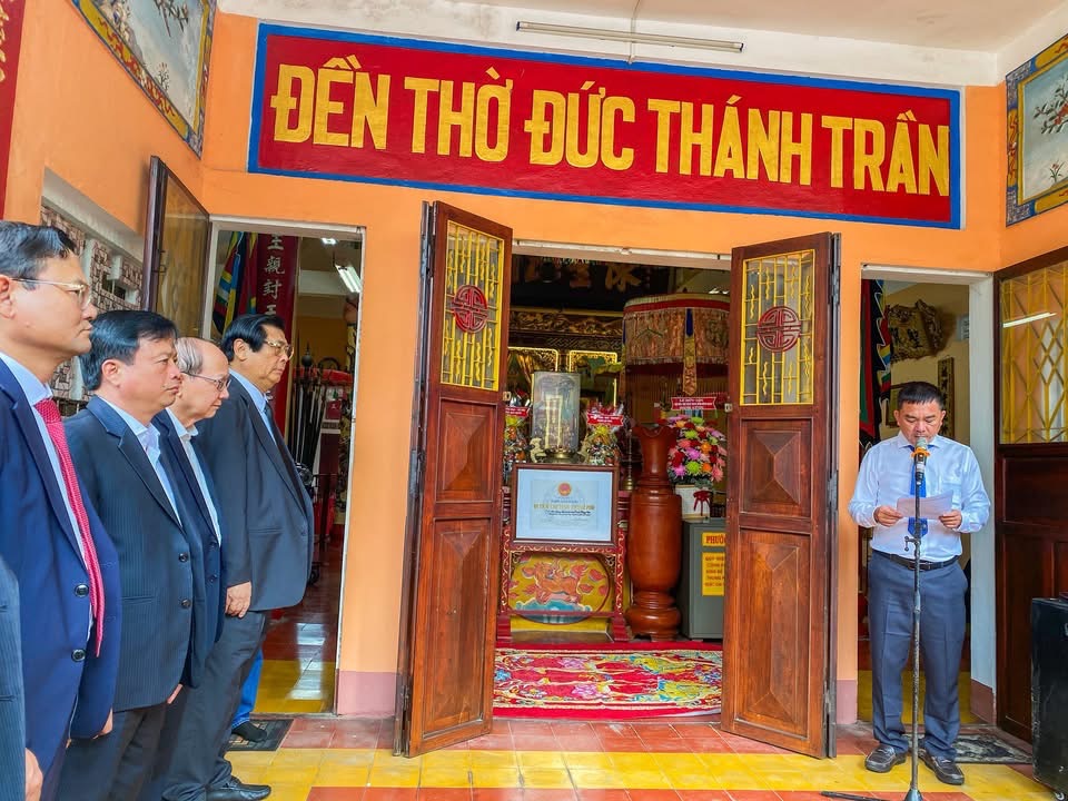 Đông đảo người dân dự lễ khai ấn Đức Thánh Trần đầu năm tại Quy Nhơn - Ảnh 7.
