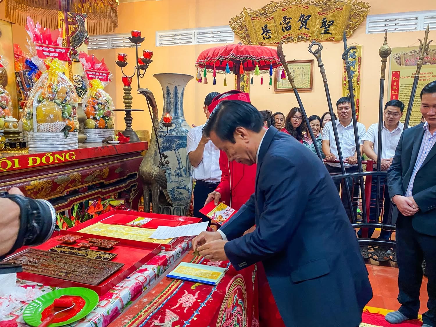 Đông đảo người dân dự lễ khai ấn Đức Thánh Trần đầu năm tại Quy Nhơn - Ảnh 2.