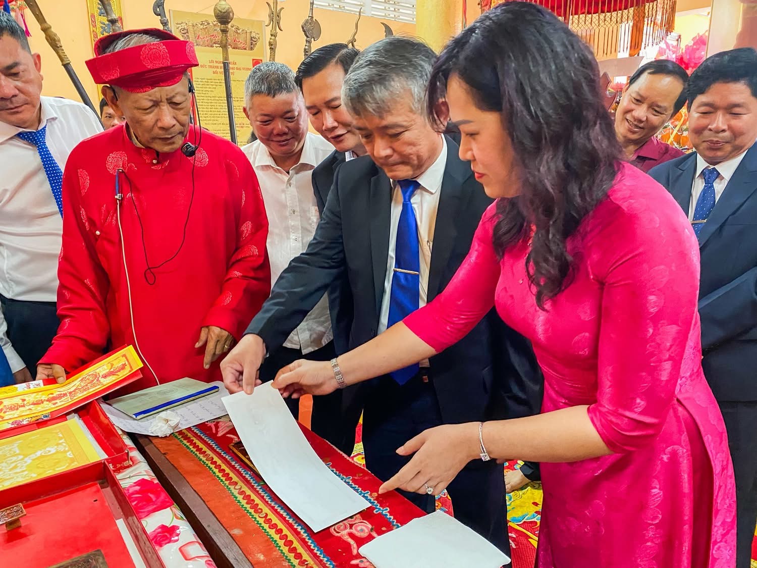 Đông đảo người dân dự lễ khai ấn Đức Thánh Trần đầu năm tại Quy Nhơn - Ảnh 3.
