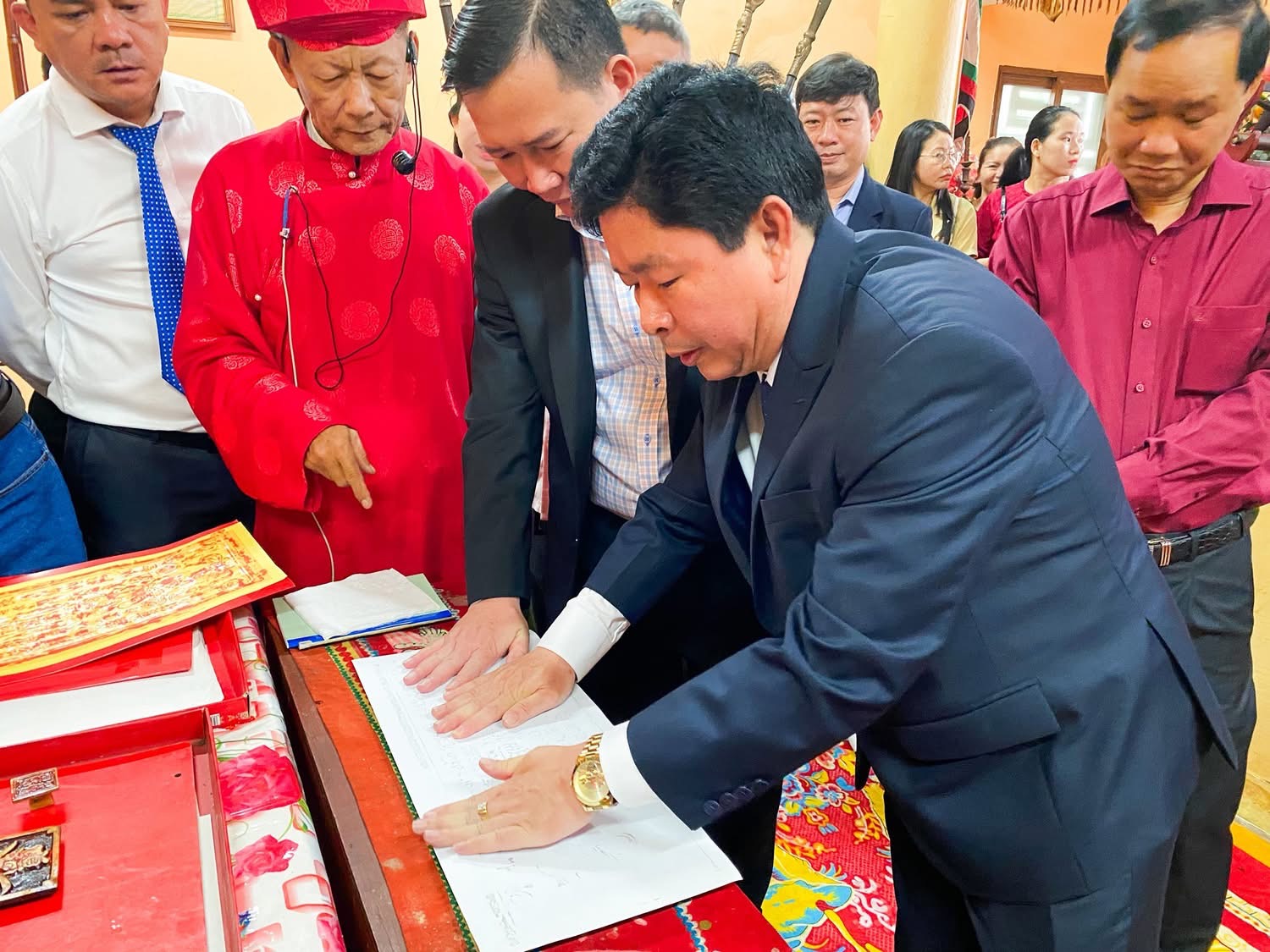 Đông đảo người dân dự lễ khai ấn Đức Thánh Trần đầu năm tại Quy Nhơn - Ảnh 4.