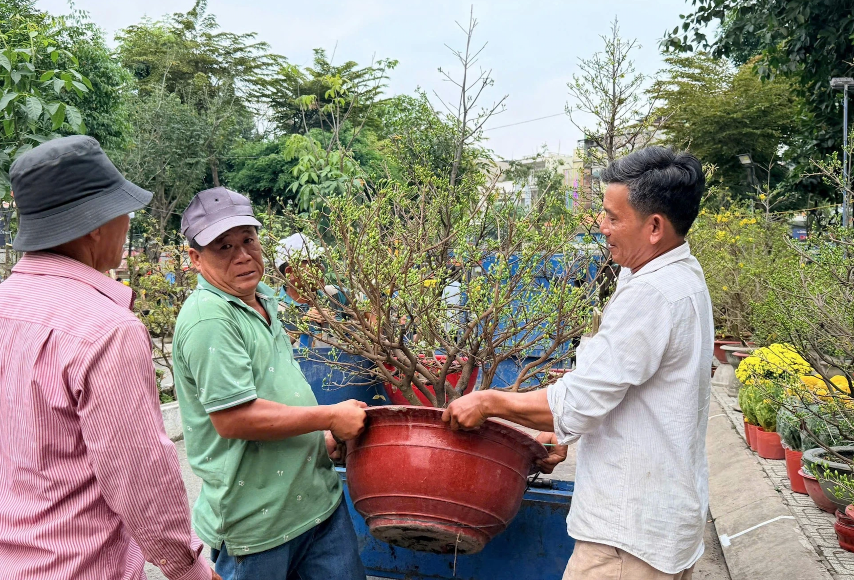 Những việc l&agrave;m "hốt bạc" ng&agrave;y Tết ở TPHCM - Ảnh 3.