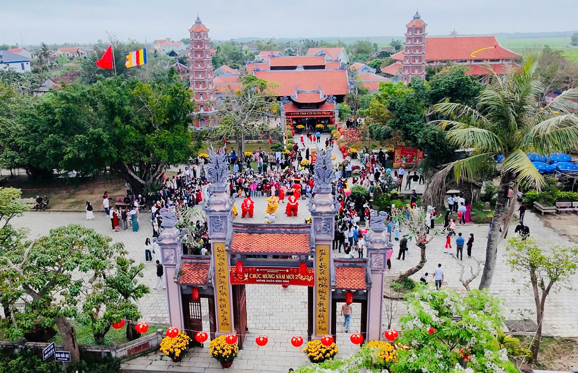 H&agrave;ng ngh&igrave;n người đổ về Ch&ugrave;a Hoằng Ph&uacute;c du xu&acirc;n đầu năm 2026 - Ảnh 1.