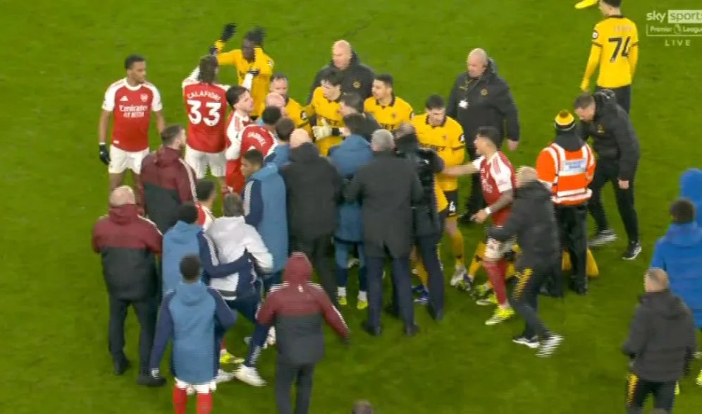 Cận cảnh m&agrave;n x&ocirc; x&aacute;t hỗn loạn khi Wolves h&ograve;a kịch t&iacute;nh Arsenal - Ảnh 3.