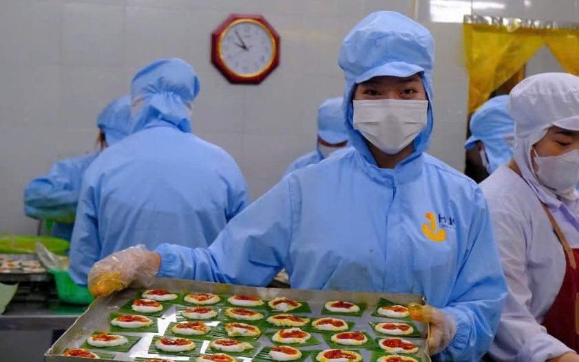 Chàng trai trẻ đưa bánh lọc đi Mỹ