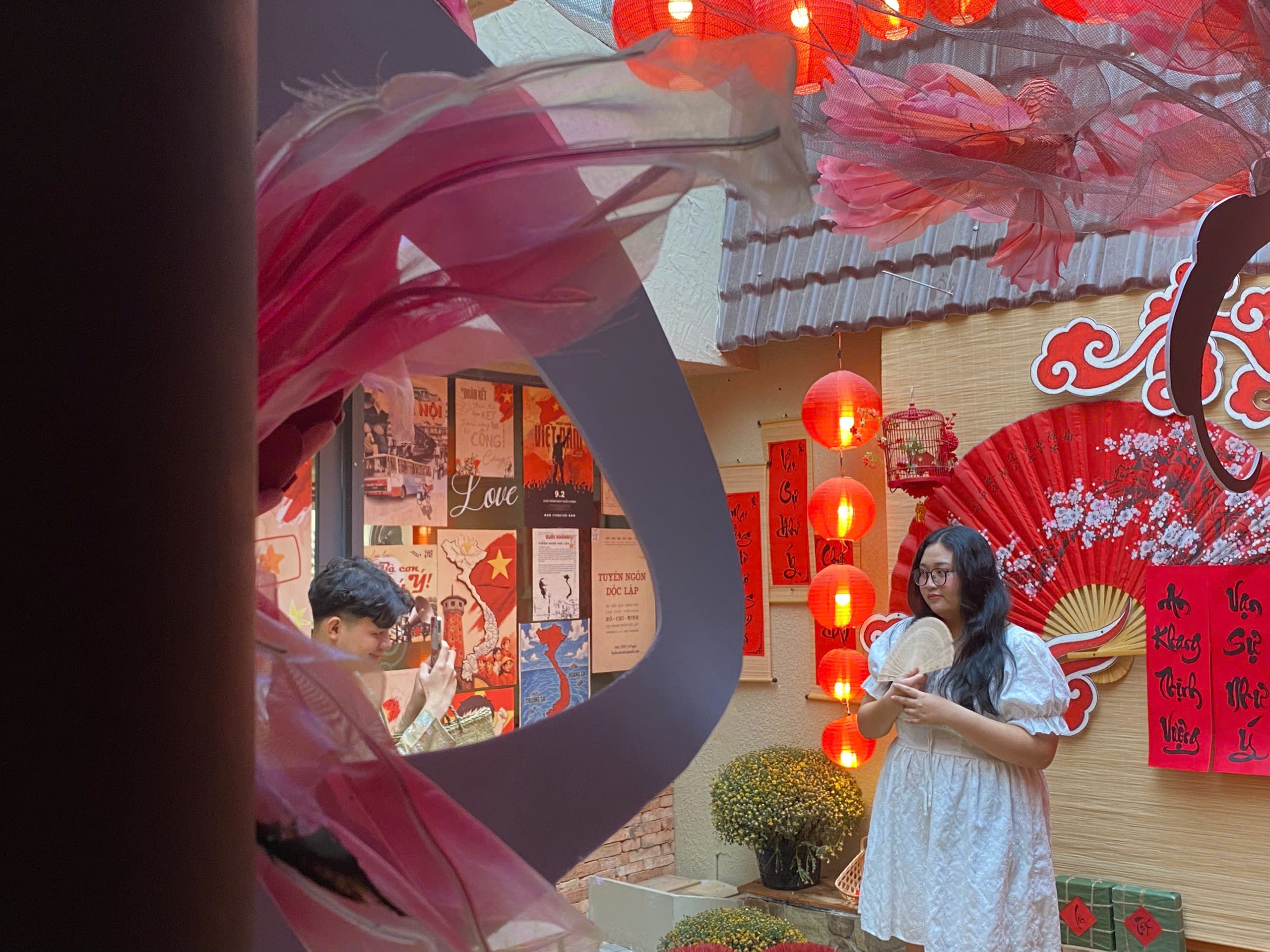 Giới trẻ check-in Tết giữa "không gian hoài niệm" - Ảnh 8.