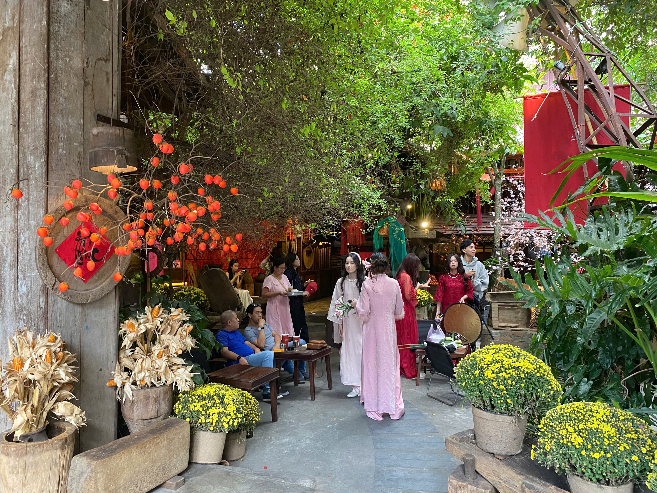 Giới trẻ check-in Tết giữa "không gian hoài niệm" - Ảnh 5.