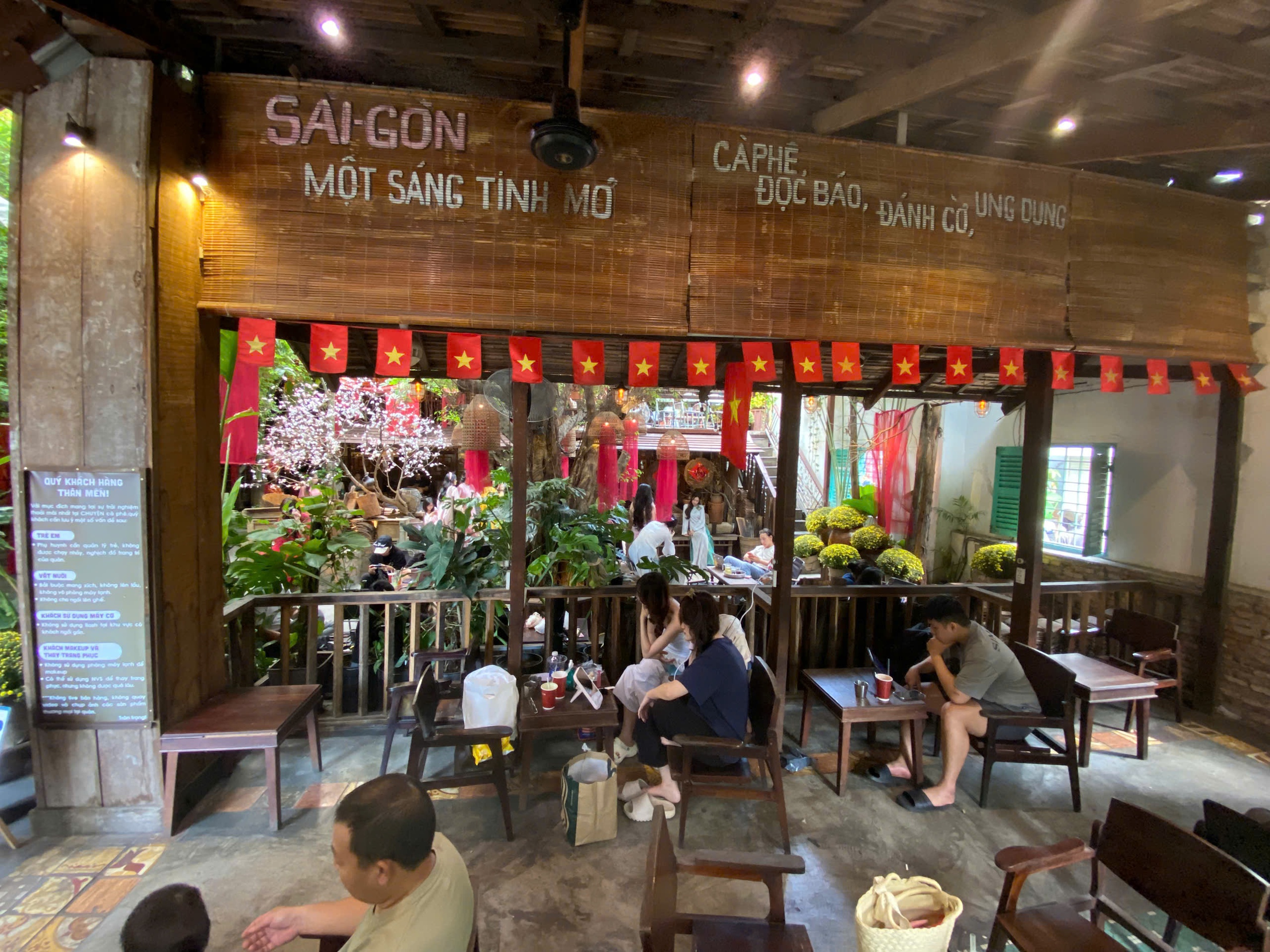 Giới trẻ check-in Tết giữa "không gian hoài niệm" - Ảnh 12.