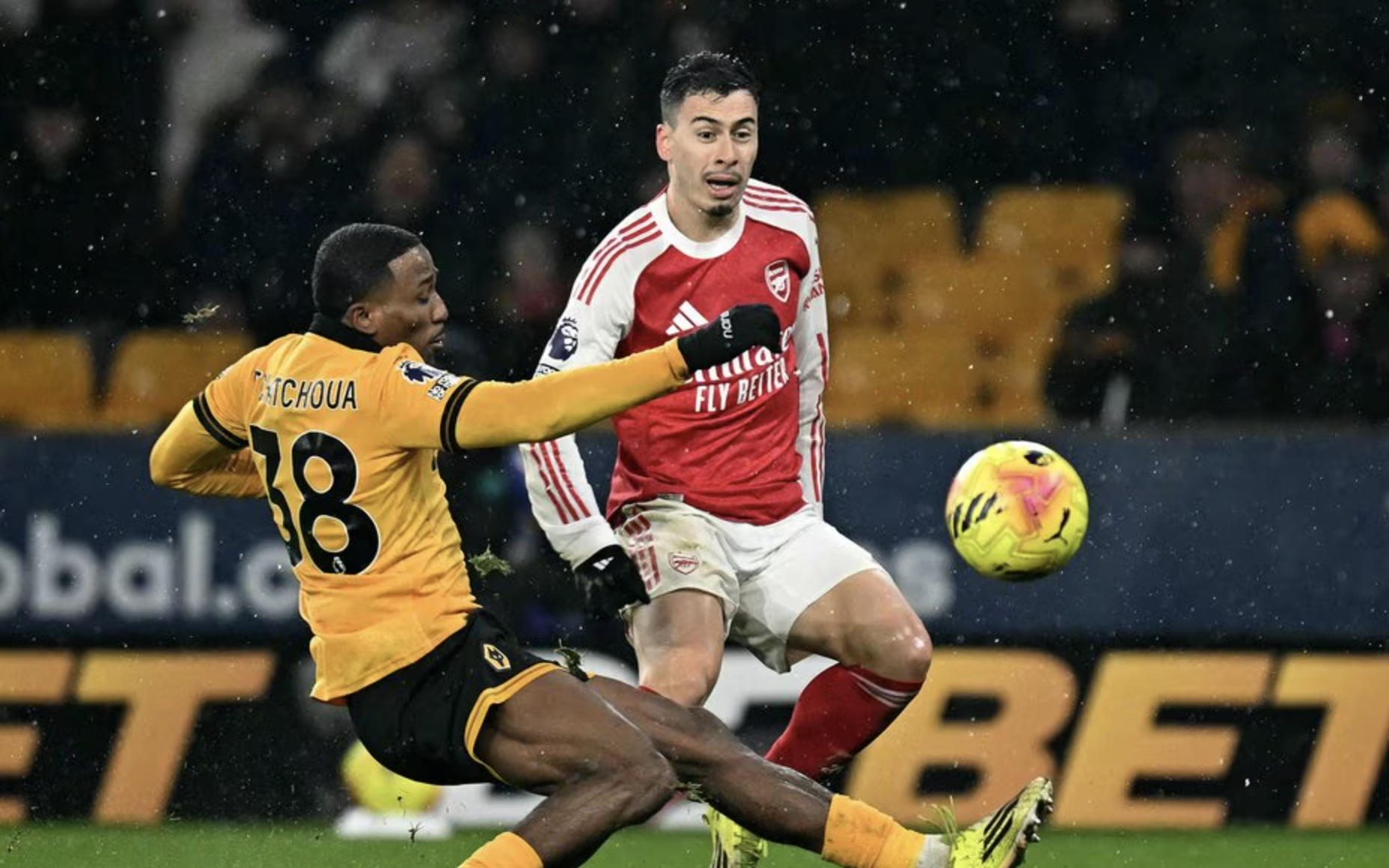 Thủng lưới phút bù giờ, Arsenal đánh rơi chiến thắng tại Molineux