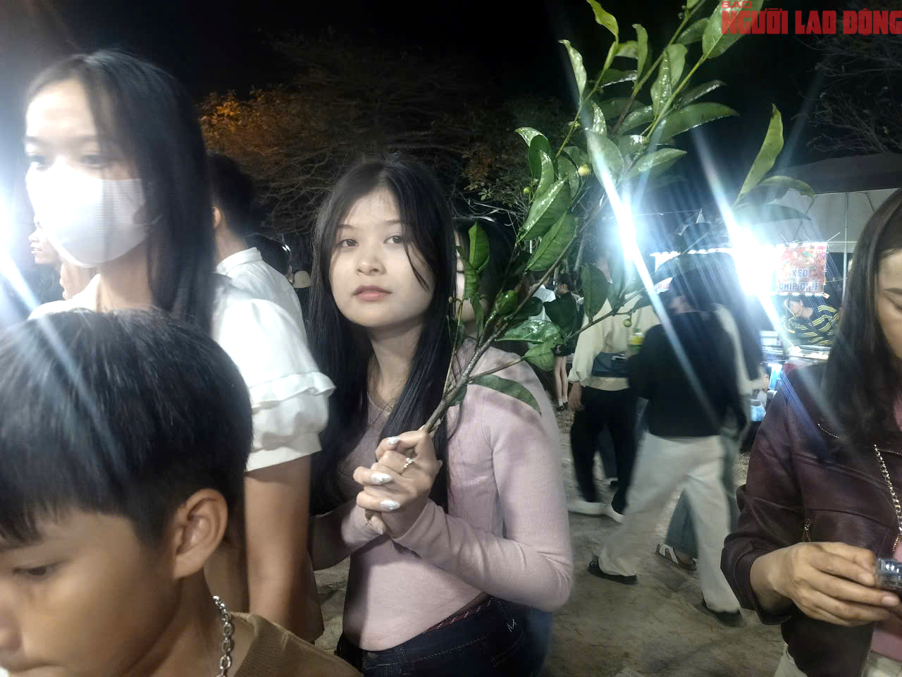 D&ograve;ng người đi chợ cầu may tại Lễ hội chợ đ&igrave;nh B&iacute;ch La 2026 - Ảnh 1.
