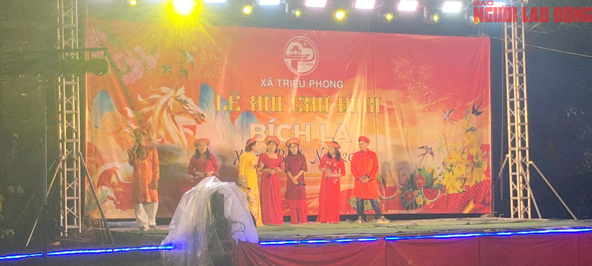 D&ograve;ng người đi chợ cầu may tại Lễ hội chợ đ&igrave;nh B&iacute;ch La 2026 - Ảnh 5.