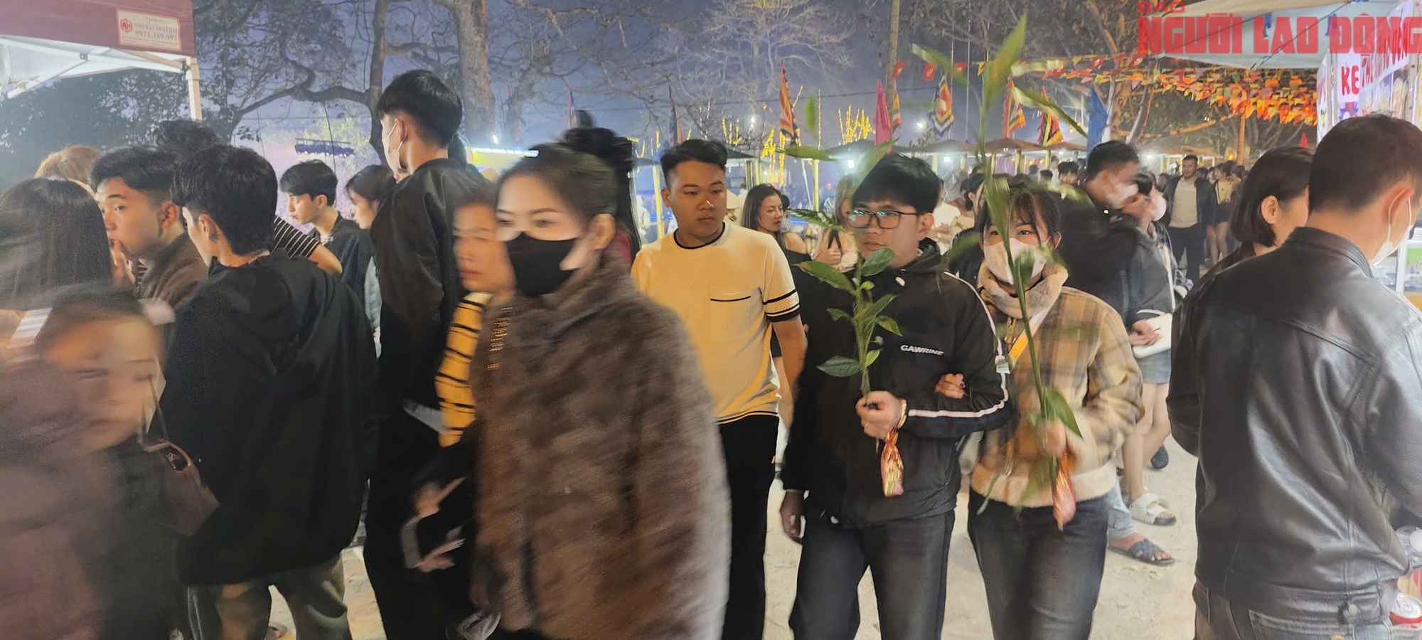 D&ograve;ng người đi chợ cầu may tại Lễ hội chợ đ&igrave;nh B&iacute;ch La 2026 - Ảnh 6.