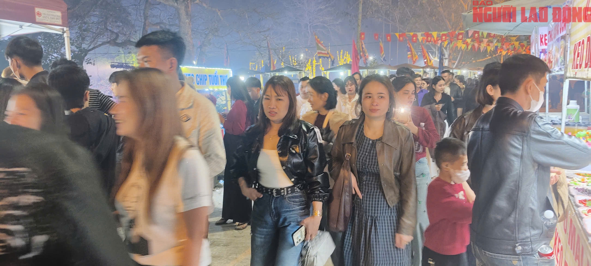 D&ograve;ng người đi chợ cầu may tại Lễ hội chợ đ&igrave;nh B&iacute;ch La 2026 - Ảnh 7.