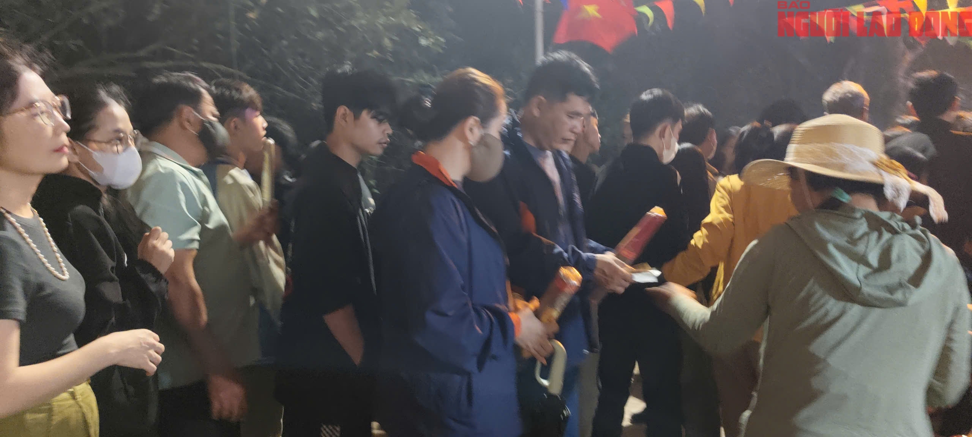 D&ograve;ng người đi chợ cầu may tại Lễ hội chợ đ&igrave;nh B&iacute;ch La 2026 - Ảnh 9.