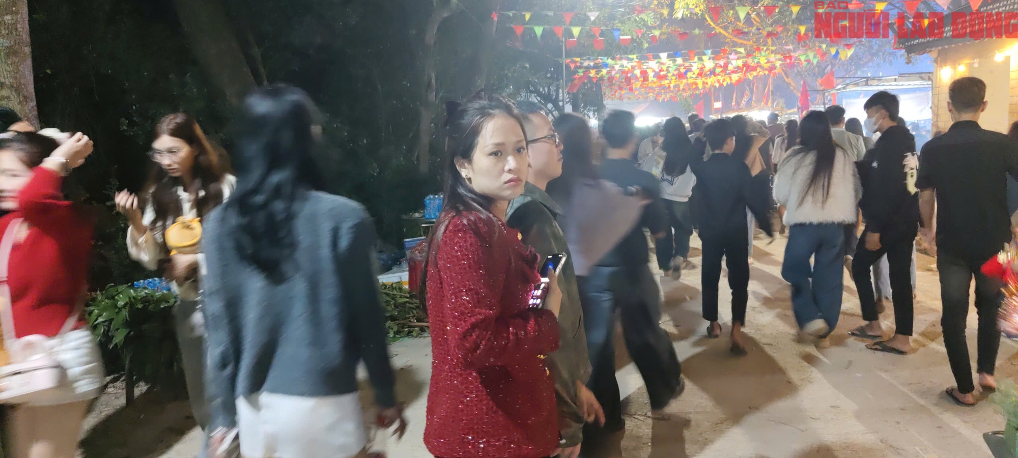 D&ograve;ng người đi chợ cầu may tại Lễ hội chợ đ&igrave;nh B&iacute;ch La 2026 - Ảnh 11.