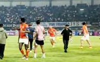 CĐV Indonesia tràn xuống sân, rượt cầu thủ Ratchaburi của Thái Lan