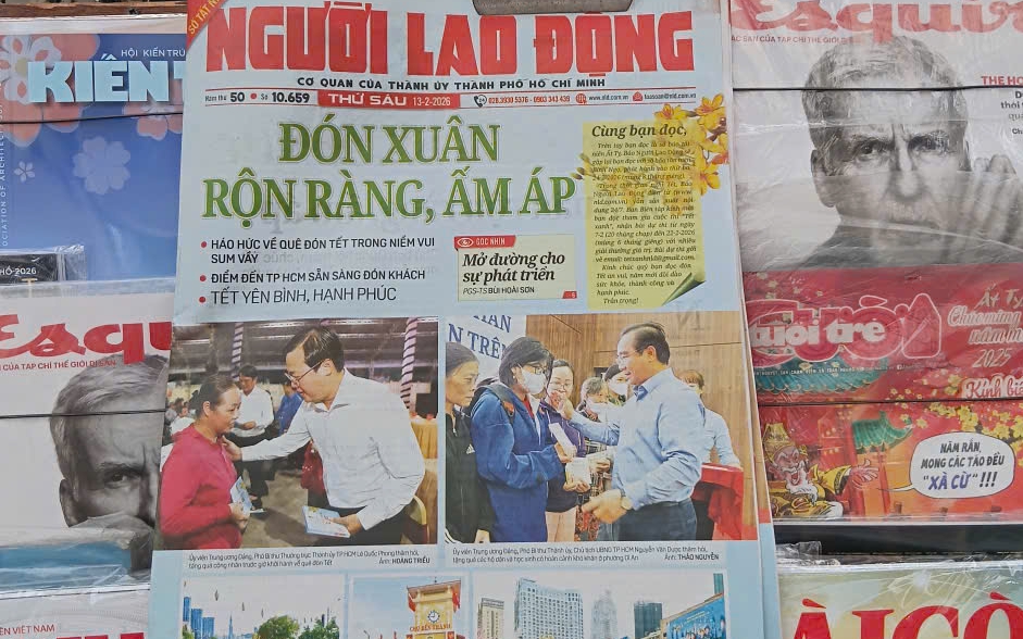 Ngày Tết đọc báo Xuân
