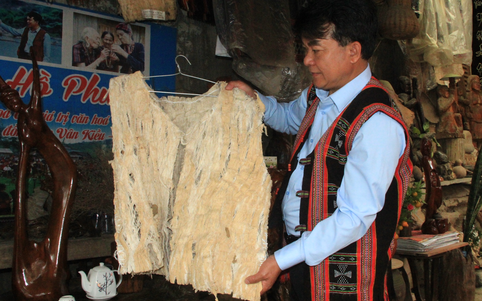 Trang phục cổ xưa làm bằng vỏ cây hiếm thấy