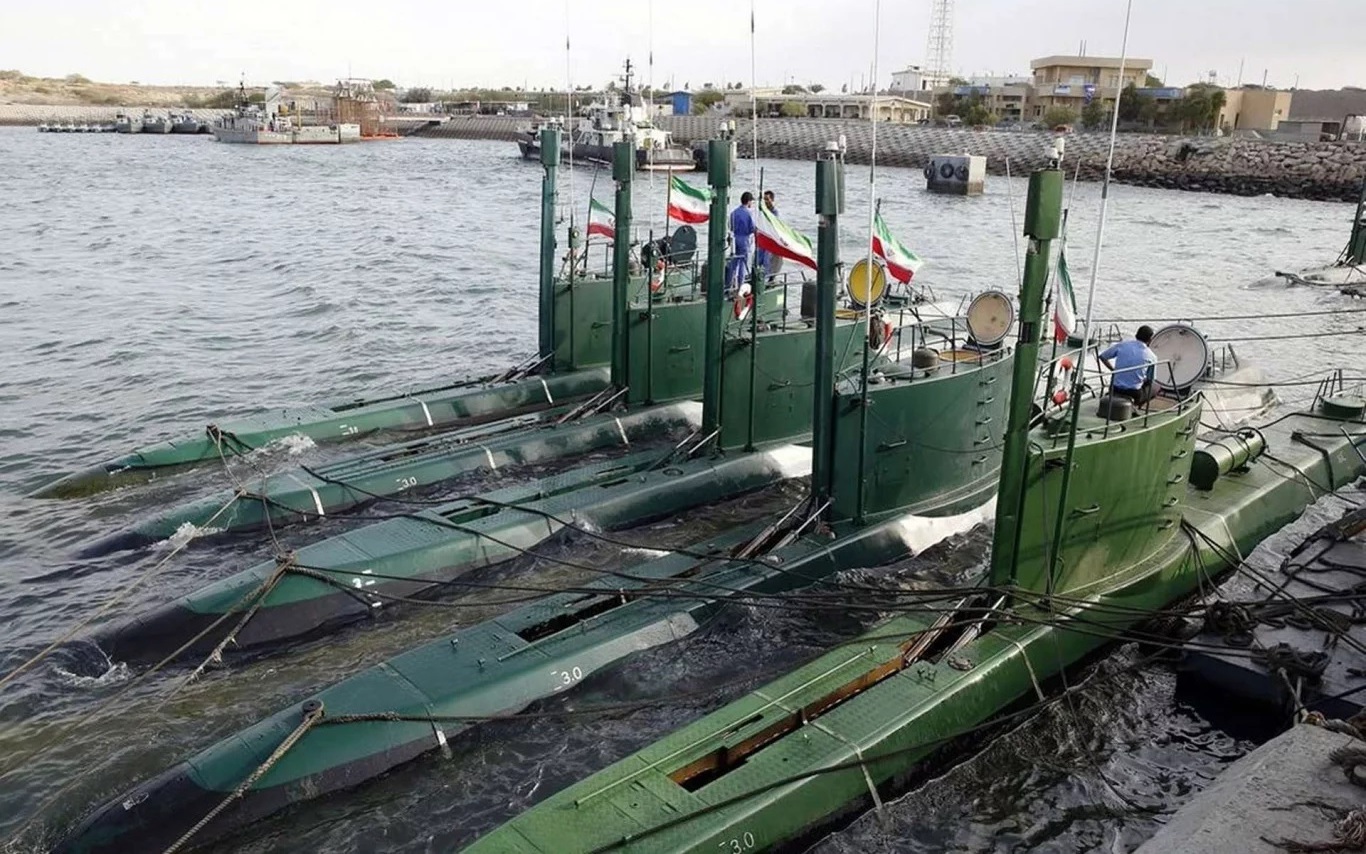 Iran triển khai tàu chiến, tên lửa mới ở eo biển Hormuz - Ảnh 4.