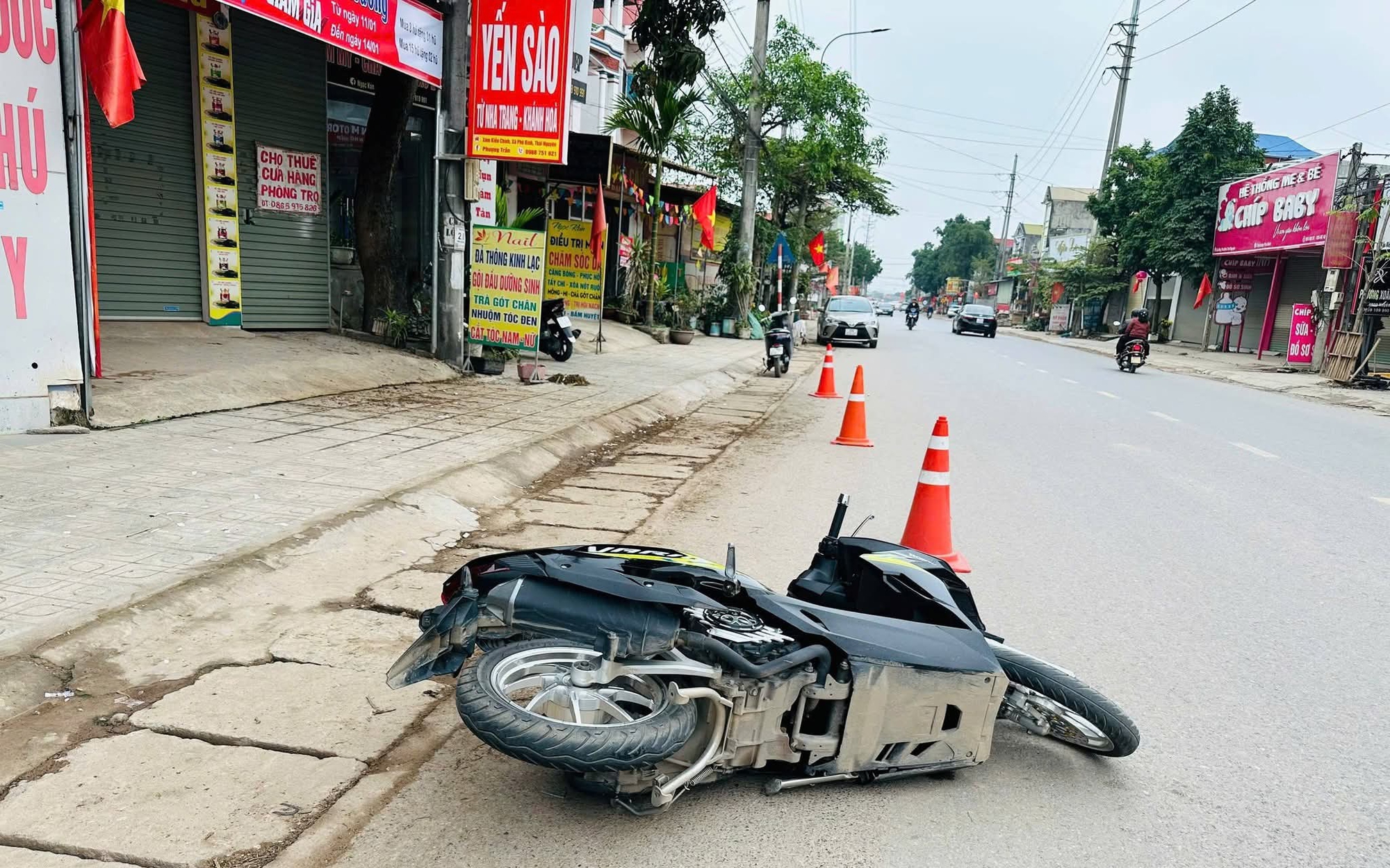 Nam thanh niên đi xe máy tông vào CSGT