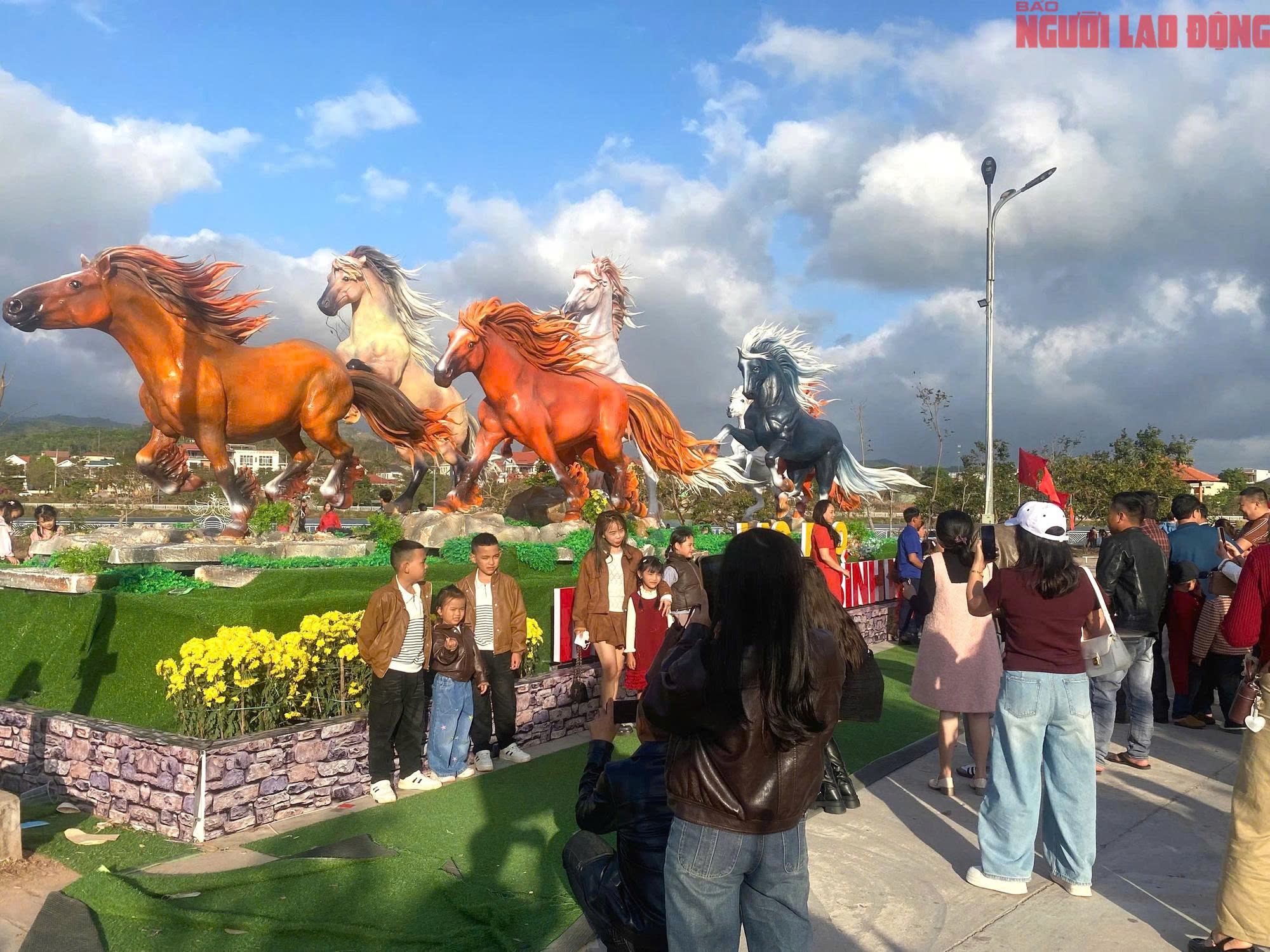 Bình chọn linh vật ngựa đẹp nhất Tết Bính Ngọ: Chỉ còn 1 ngày để bứt phá! - Ảnh 1.