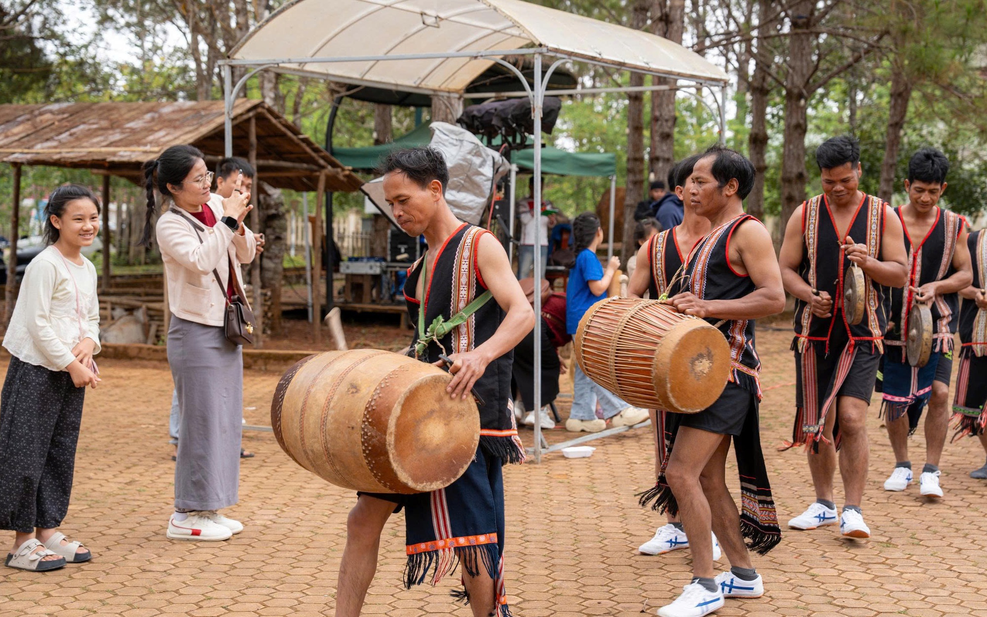 Độc đáo hội xuân “mở cổng trời” trên đỉnh Fansipan - Ảnh 2.