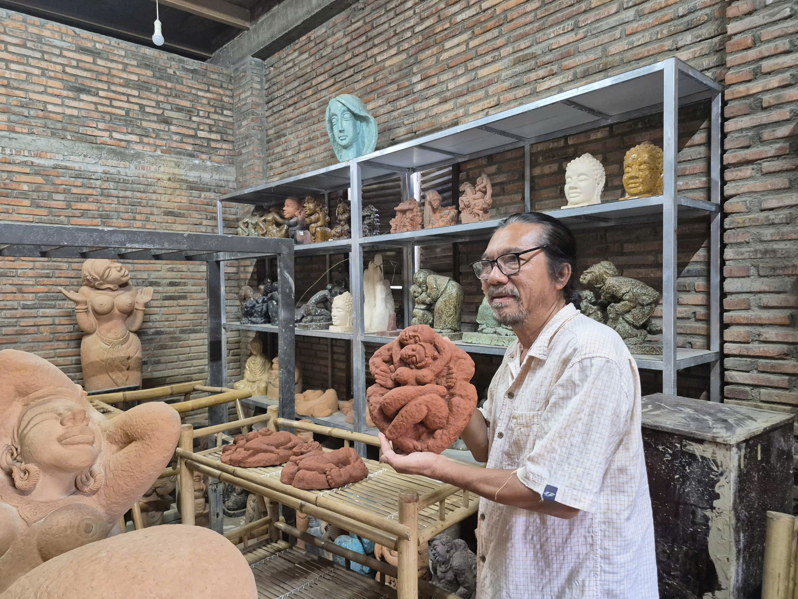 Nhà điêu khắc Đoàn Xuân Hùng thổi hồn gốm sứ xứ Trầm - Ảnh 3.