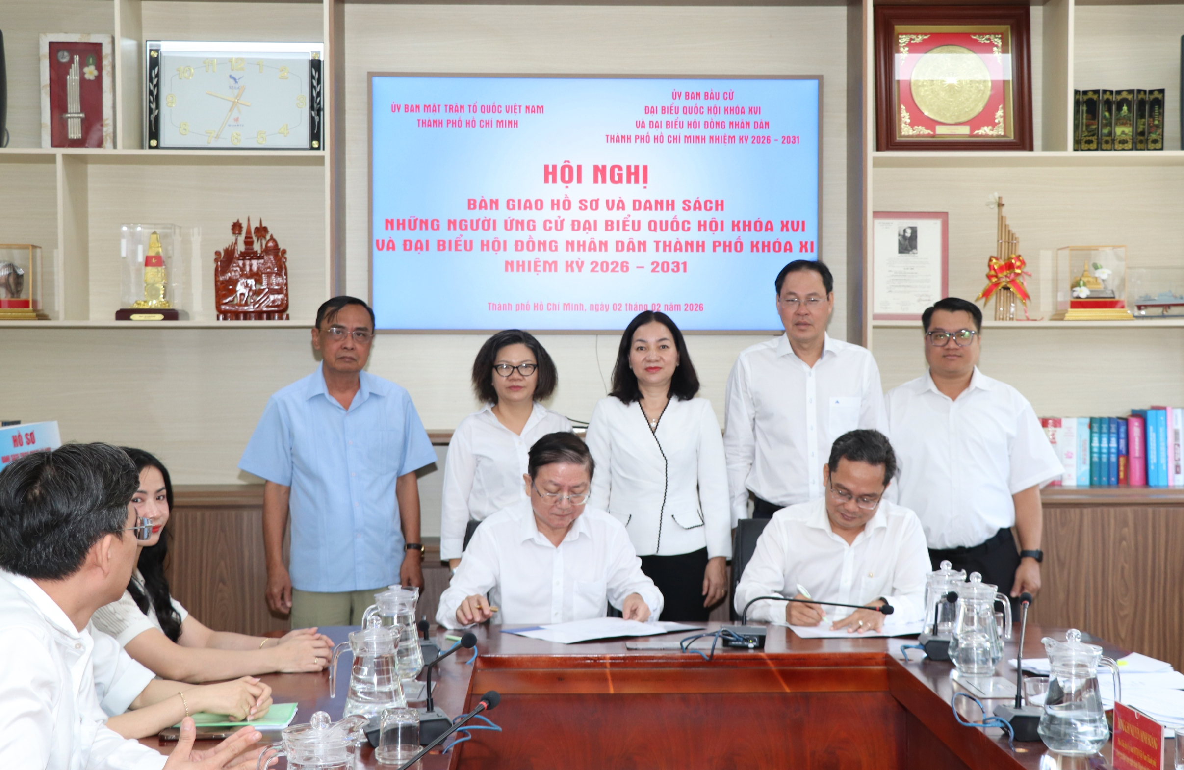 TPHCM bàn giao hồ sơ ứng cử đại biểu Quốc hội và HĐND cho Bầu cử 2026 - Ảnh 1.