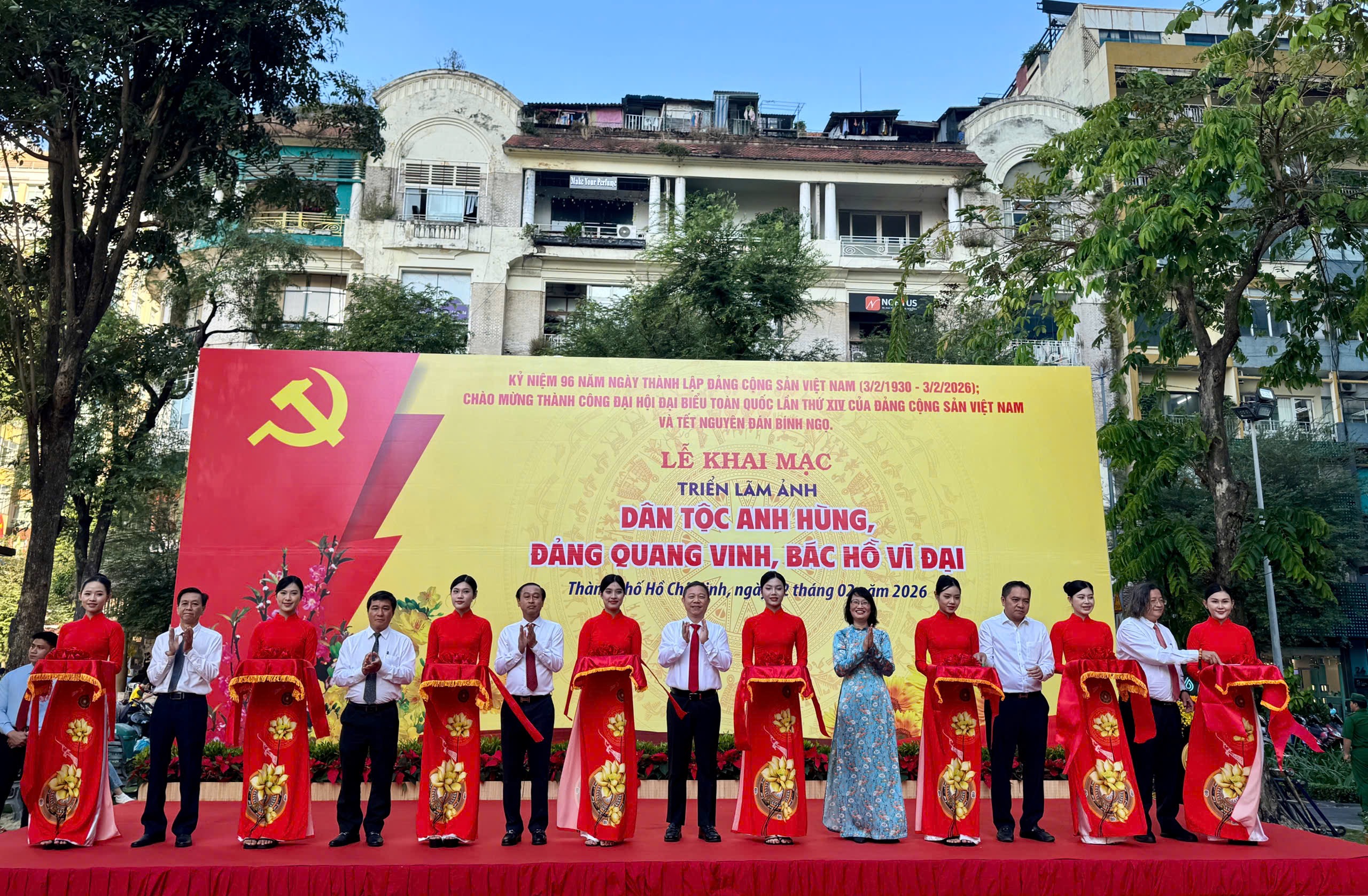 Triển l&atilde;m ảnh đặc biệt mừng Đảng, mừng Xu&acirc;n mới - Ảnh 1.