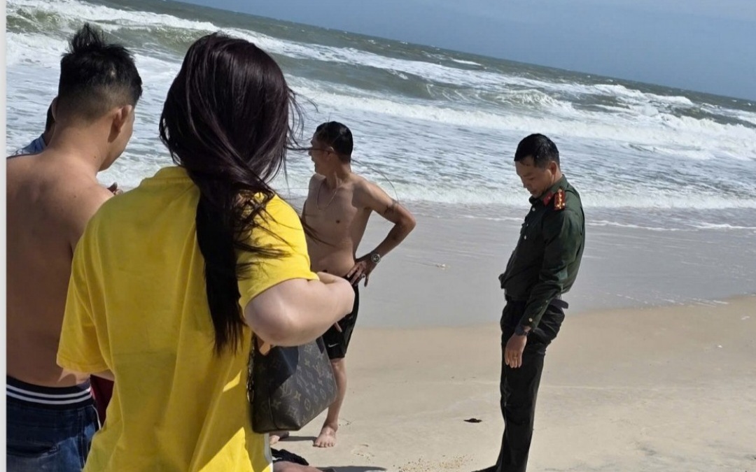 Đại úy Công an dũng cảm lao vào sóng dữ, cứu 2 cháu bé giữa biển động