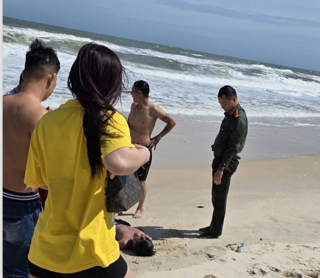 Đại &uacute;y C&ocirc;ng an lao v&agrave;o s&oacute;ng dữ cứu 2 ch&aacute;u b&eacute; giữa biển động - Ảnh 1.