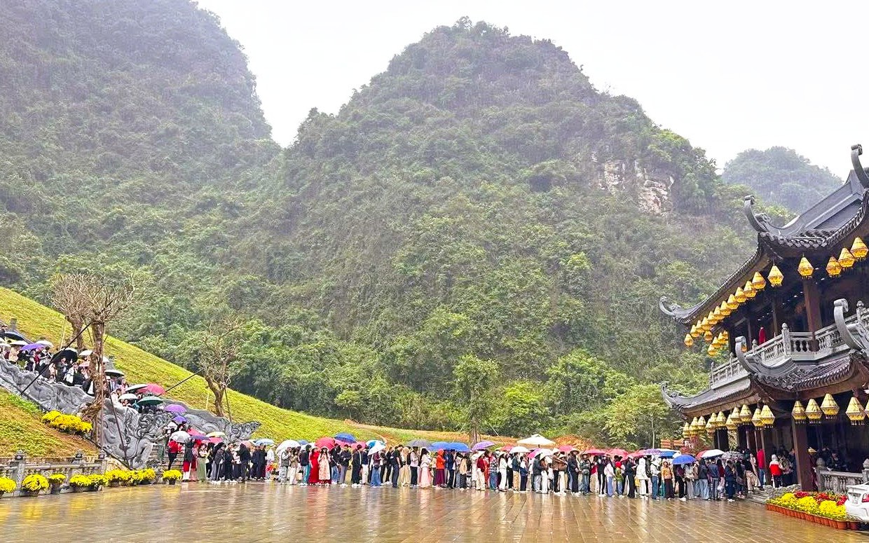 Khách đổ về Ninh Bình du Xuân, nhiều điểm du lịch quá tải