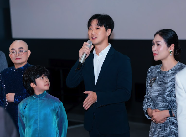 Tổng giám đốc Lotte Entertainment lý giải về hành động quỳ gối - Ảnh 2.