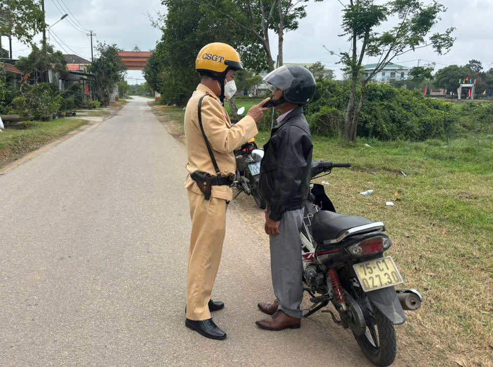 CSGT Huế tăng cường xử lý vi phạm nồng độ cồn trên đường liên thôn 2026 - Ảnh 3.