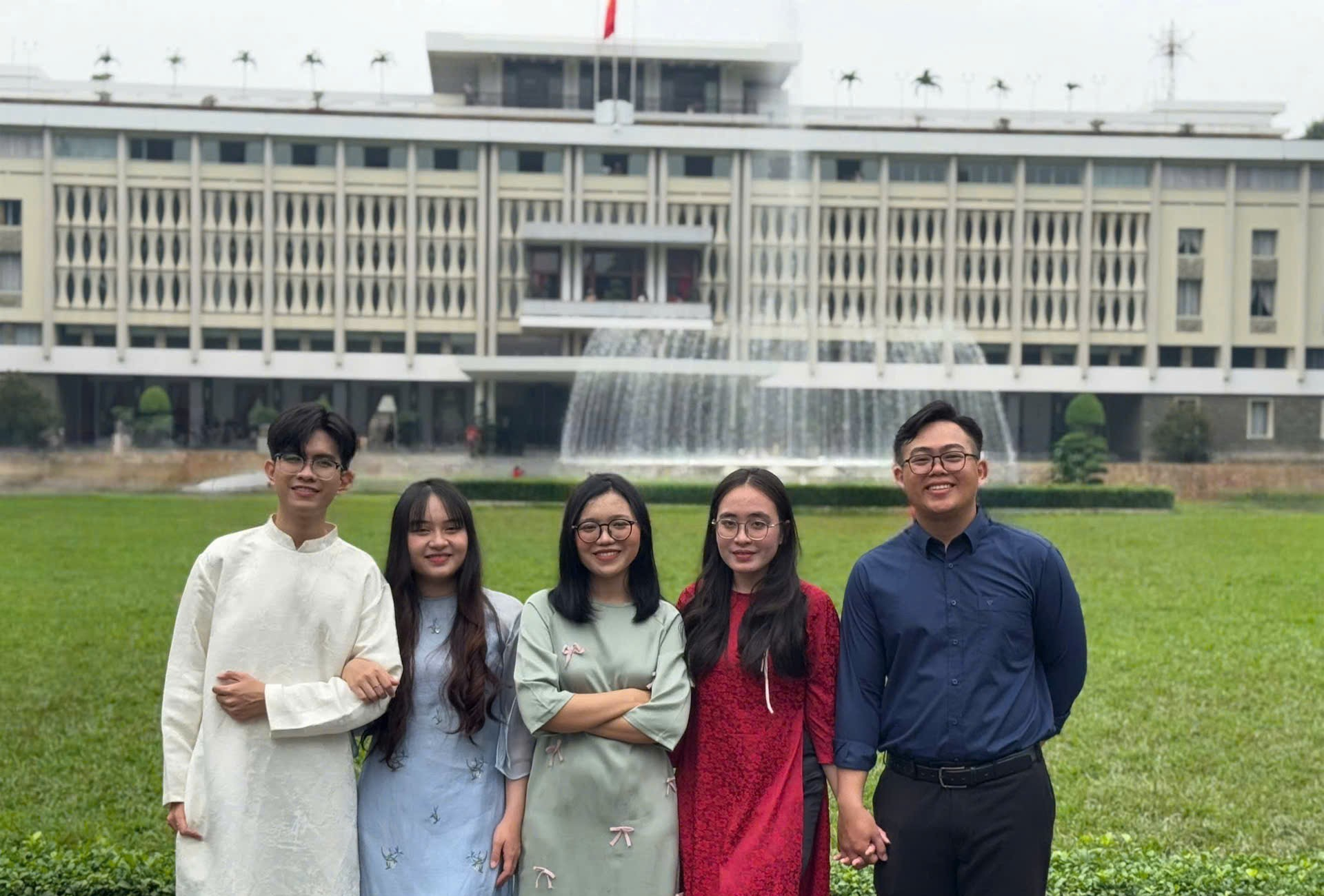 Áo dài ngày Tết: Nét đẹp không đổi giữa lòng đô thị hiện đại - Ảnh 4.