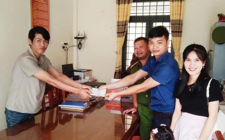 Nhặt được hơn 9 triệu đồng, 2 học sinh ở Gia Lai trả lại người đ&aacute;nh rơi - Ảnh 2.