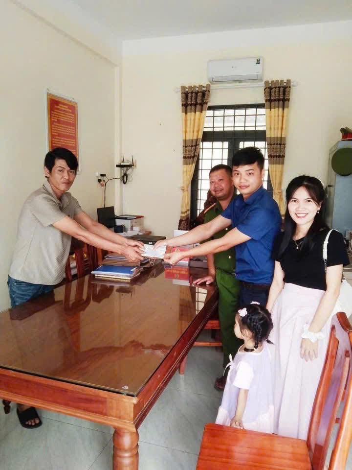 Nhặt được 12 triệu đồng, người đ&agrave;n &ocirc;ng giao c&ocirc;ng an trả lại người đ&aacute;nh rơi - Ảnh 1.