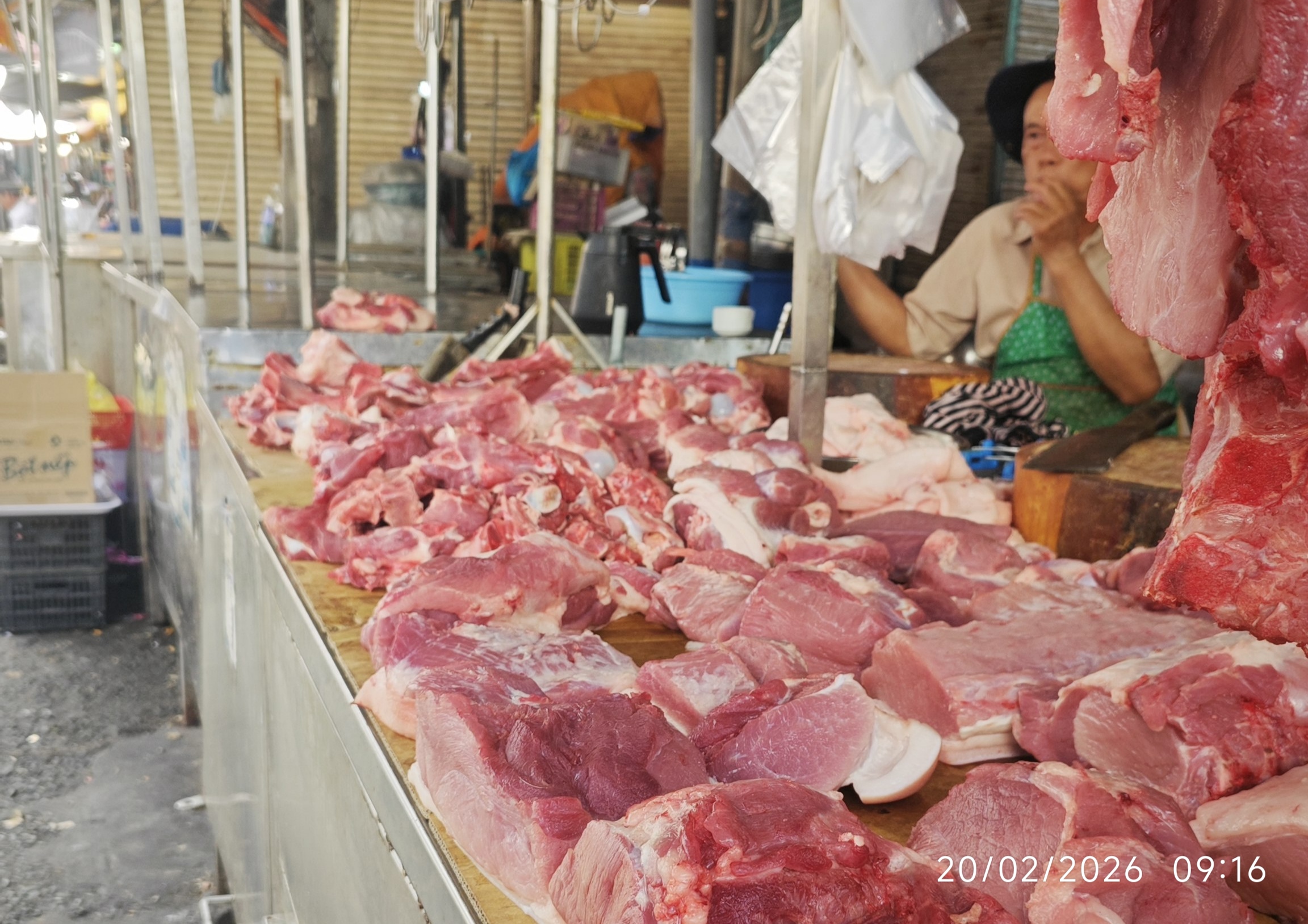 Mùng 4 Tết 2026: Giá trái cây cúng cao , dưa hấu chỉ 10 . 000 Đồng / kg - Ảnh 3.