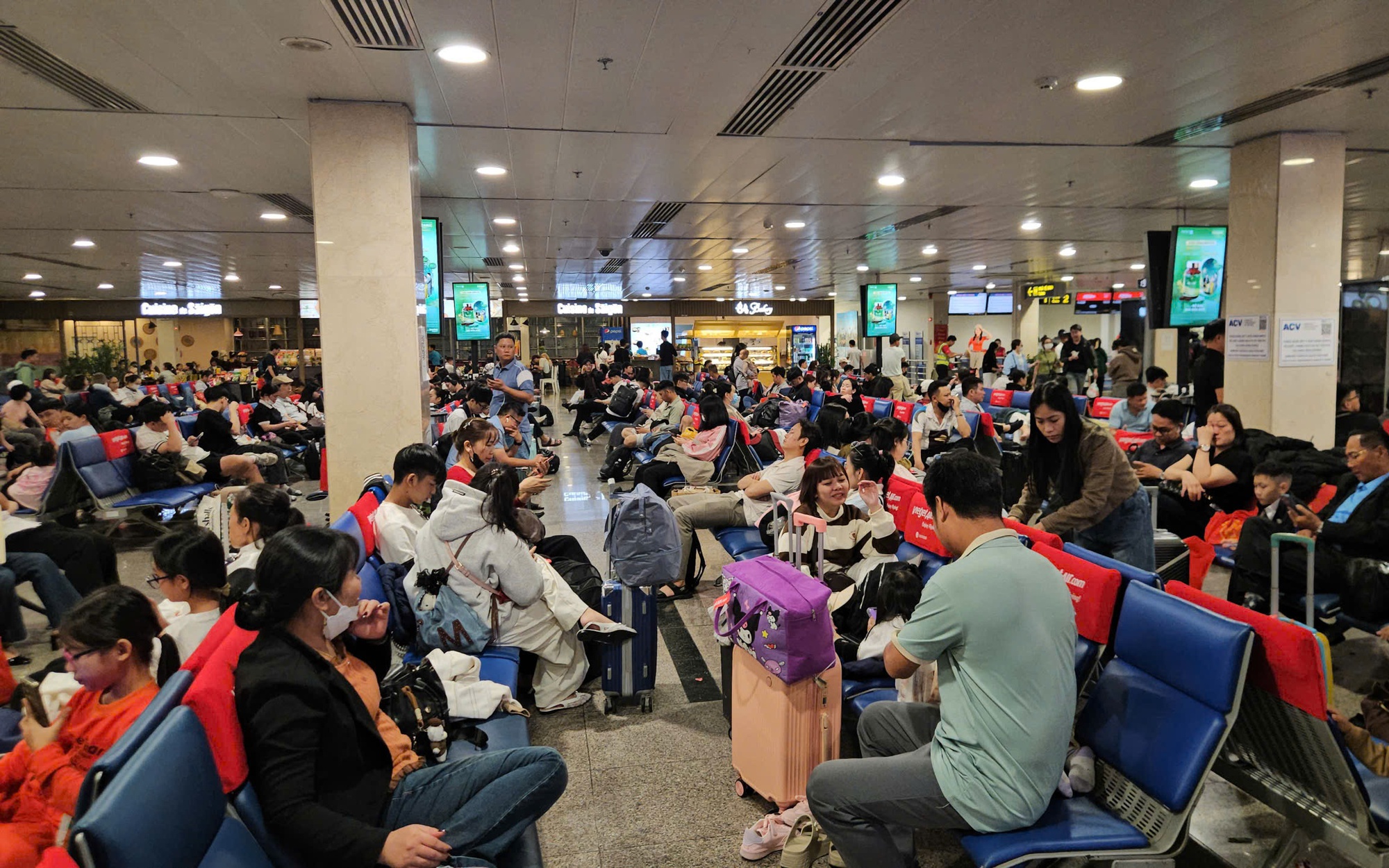 Mùng 4 Tết, giá vé máy bay trở lại TPHCM cao chót vót