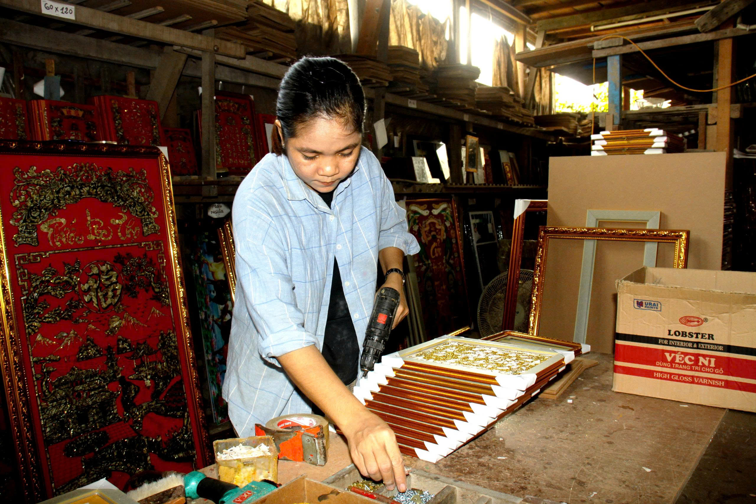 Giữ hồn tranh kiếng Bà Vệ giữa nhịp sống hiện đại - Ảnh 4.